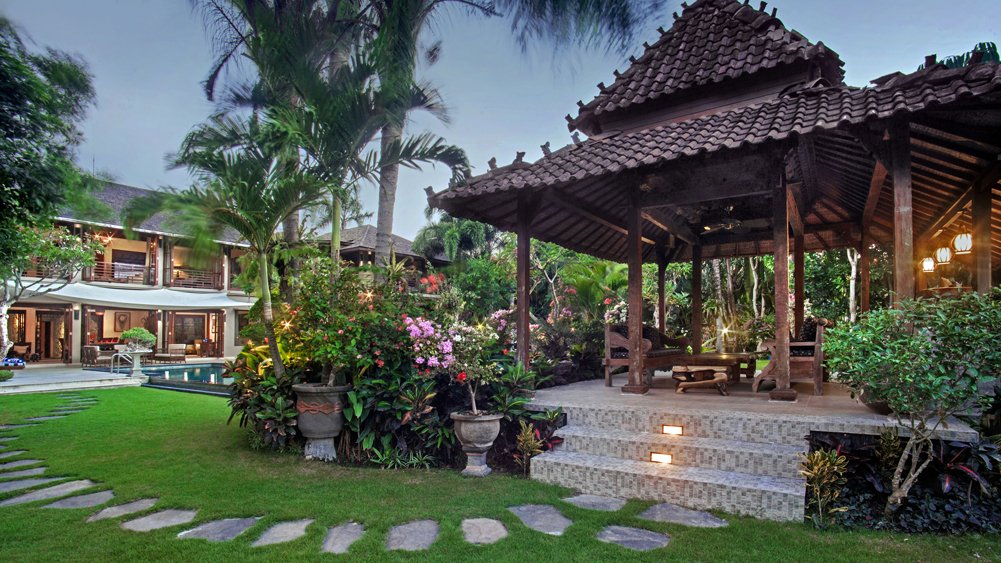 13. Villa Avalon Main House - Garden joglo